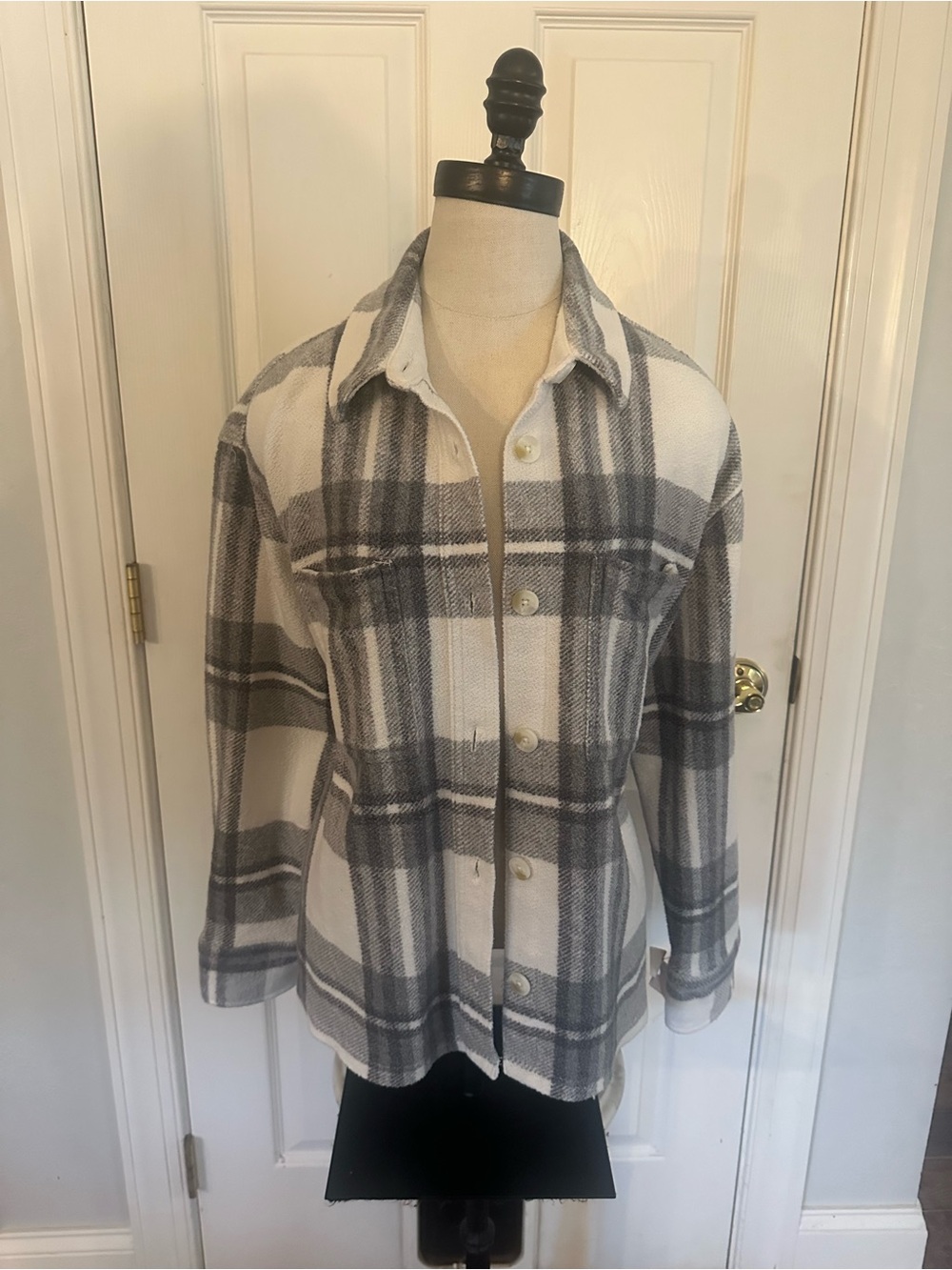 American Eagle 🦅 Gray & White Plaid Button-Down Shirt Jacket